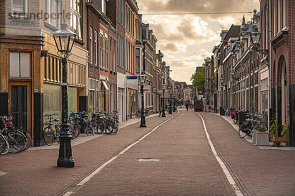 Niederlande  Südholland  Leiden  Haarlemmerstraat Straße in der Abenddämmerung