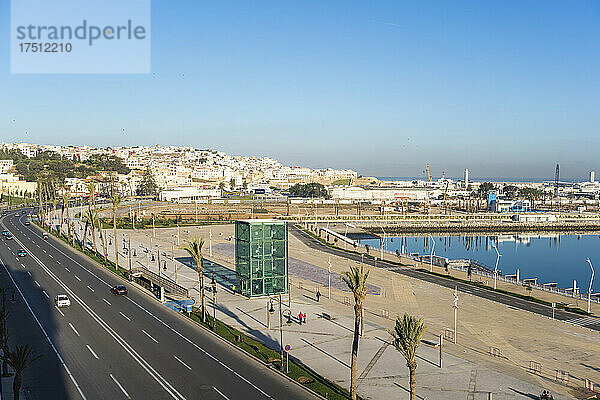 Stadtbild und Hafen gegen den Himmel in Tanger  Marokko