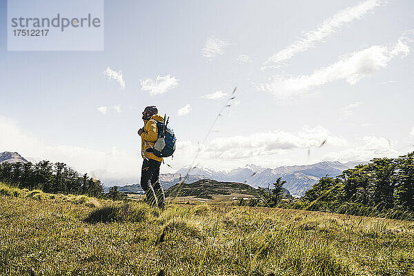 Mann mit Rucksack steht auf einem Berg in Patagonien  Argentinien  Südamerika