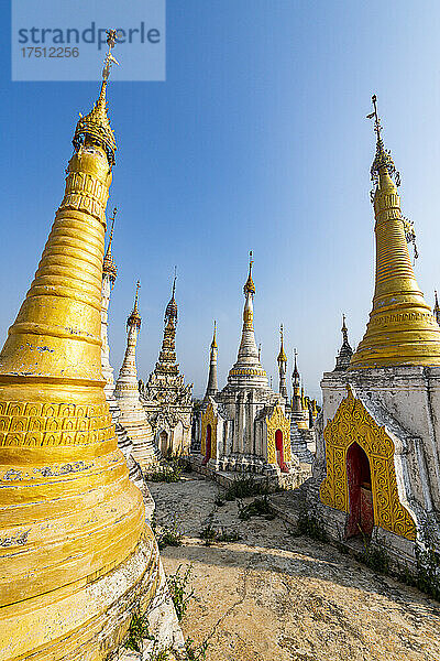 Myanmar  Shan-Staat  Inn Thein  Goldene Stupas in der Shwe Inn Dein-Pagode
