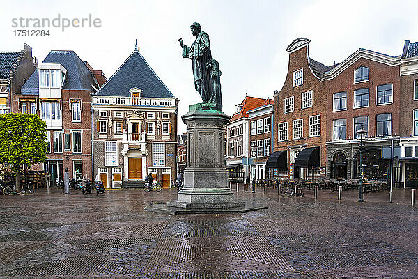 Niederlande  Nordholland  Haarlem  Statue von Johann Costerus auf dem Grote Markt