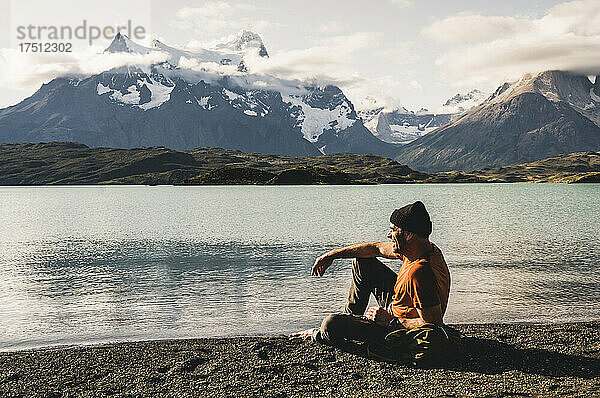 Mann sitzt am Pehoe-See im Nationalpark Torres Del Paine  Chile  Patagonien  Südamerika