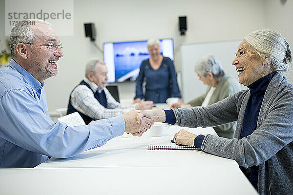 Treffen der Senioren beim Fortbildungskurs  Händeschütteln