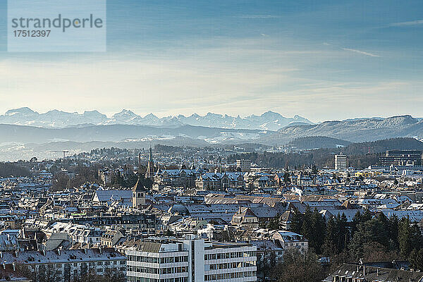 Schweiz  Zürich  Stadt mit schneebedeckten Bergen im Hintergrund  Luftaufnahme