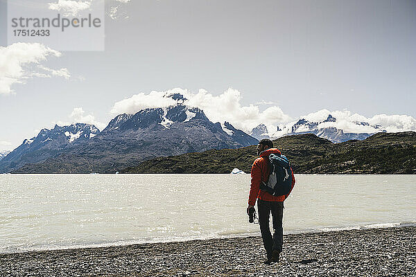Mann mit Fernglas beim Wandern im Nationalpark Torres Del Paine  Chile  Patagonien  Südamerika