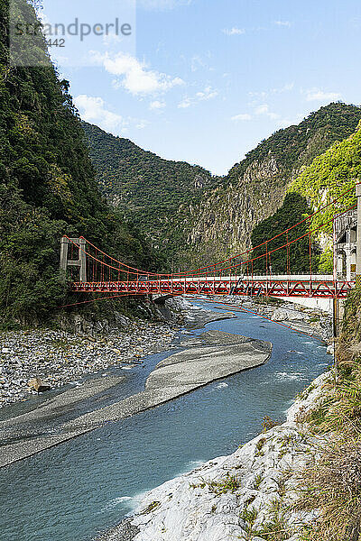 Taiwan  Landkreis Hualien  Taroko-Nationalpark  Brücke am Eingang zur Taroko-Schlucht