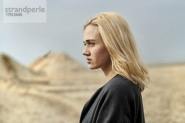 Niederlande  Porträt einer blonden jungen Frau am Strand