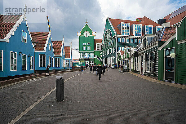 Niederlande  Nordholland  Zaandam  grüne und blaue Häuser vor dem Bahnhof