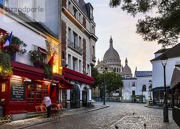 Stadtstraße von Montmartre in Paris  Frankreich