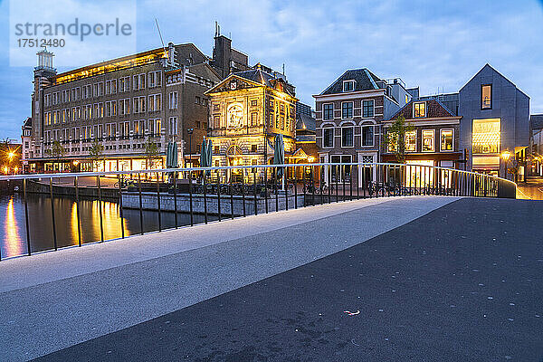 Niederlande  Südholland  Leiden  Catharinabrug in der Abenddämmerung mit alten Stadtgebäuden im Hintergrund