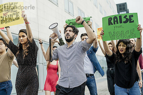 Multiethnische Aktivisten protestieren in der Stadt