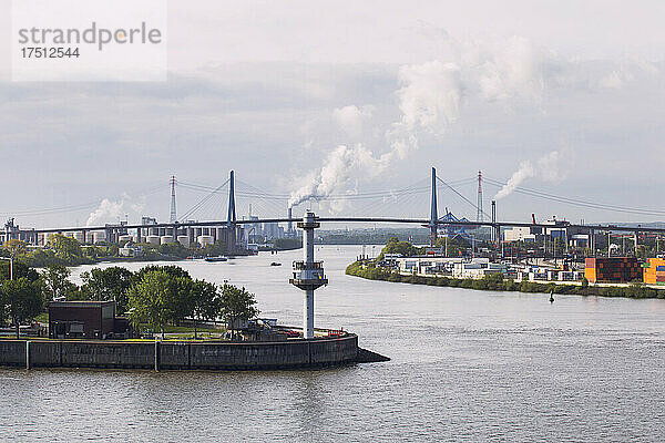 Deutschland  Hamburg  Kohlbrand mit Kohlbrandbrücke im Hintergrund