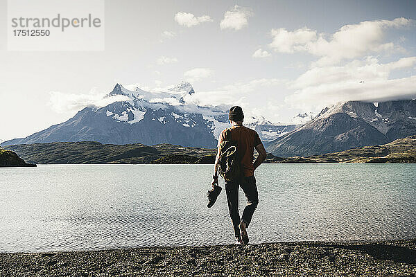Mann läuft barfuß am Pehoe-See im Nationalpark Torres Del Paine  Patagonien  Südamerika