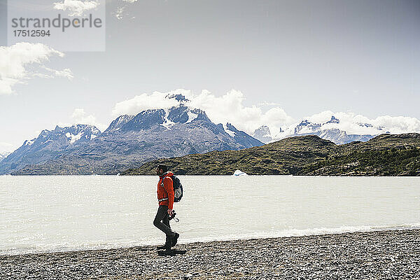 Mann spaziert am Seeufer im Nationalpark Torres Del Paine  Chile  Patagonien  Südamerika
