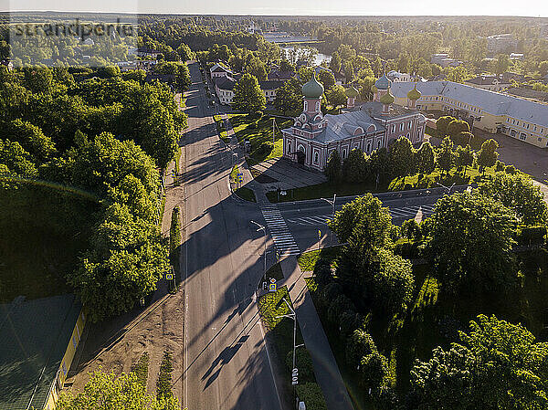 Russland  Oblast Leningrad  Tichwin  Luftaufnahme der Straße vor dem Kloster Mariä Himmelfahrt in Tichwin