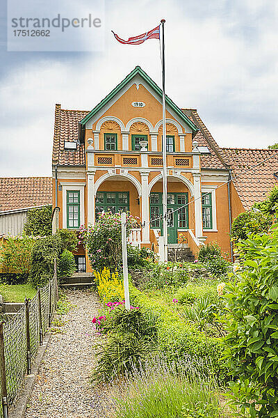 Dänemark  Region Süddänemark  Aeroskobing  Blumen blühen im Vorgarten eines traditionellen dänischen Hauses