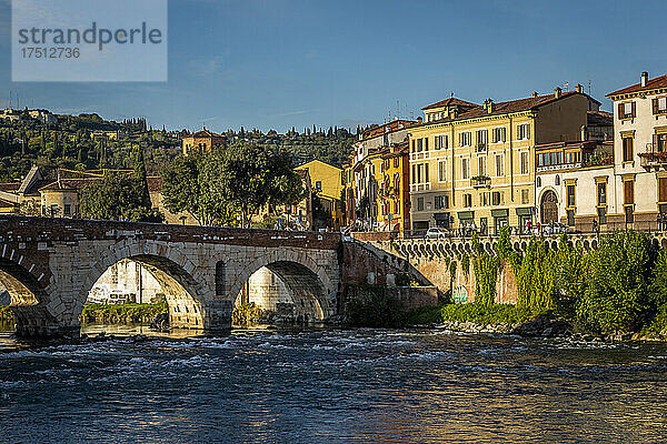 Italien  Venetien  Verona  Bogenbrücke über die Etsch mit Stadthäusern im Hintergrund