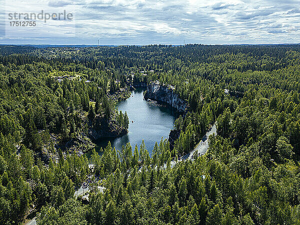 Russland  Republik Karelien  Sortavala  Luftaufnahme des grünen Waldes rund um den Marmorsee im Sommer