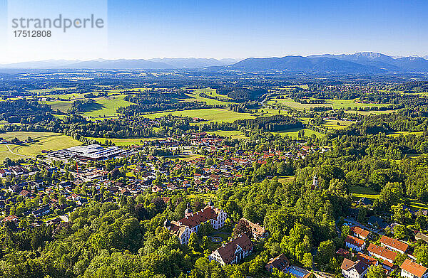 Deutschland  Bayern  Eurasburg  Luftaufnahme des Schlosses Eurasburg und der umliegenden Stadt im Sommer