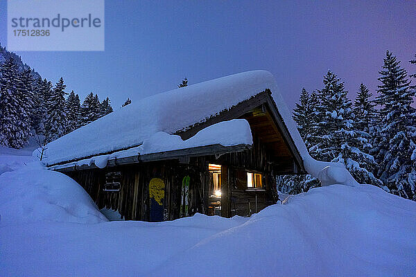 Verschneite Hütte in den Bergen