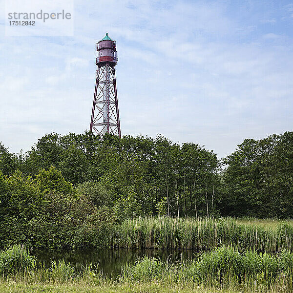 Deutschland  Niedersachsen  Campen  Teich vor dem Leuchtturm Campen
