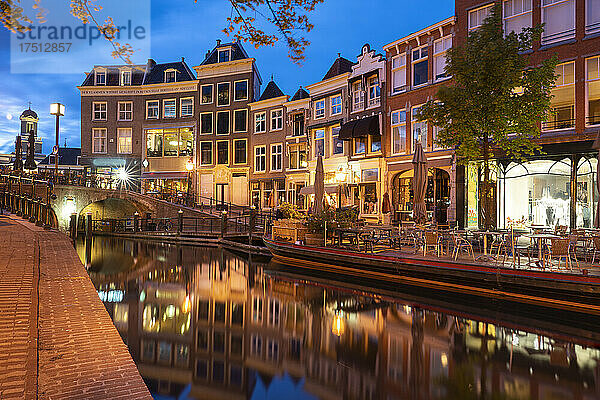 Niederlande  Südholland  Leiden  Straßencafé und Reihenhäuser  die sich in der Abenddämmerung im Kanal Nieuwe Rijn spiegeln
