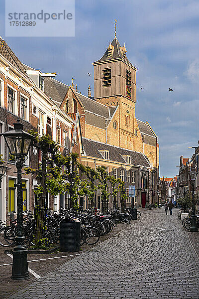 Niederlande  Südholland  Leiden  Kopfsteinpflasterstraße vor der Kathedrale Hooglandse Kerk