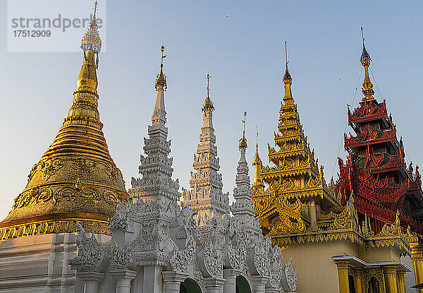 Myanmar  Yangon  Goldene Türme der Shwedagon-Pagode bei Sonnenuntergang