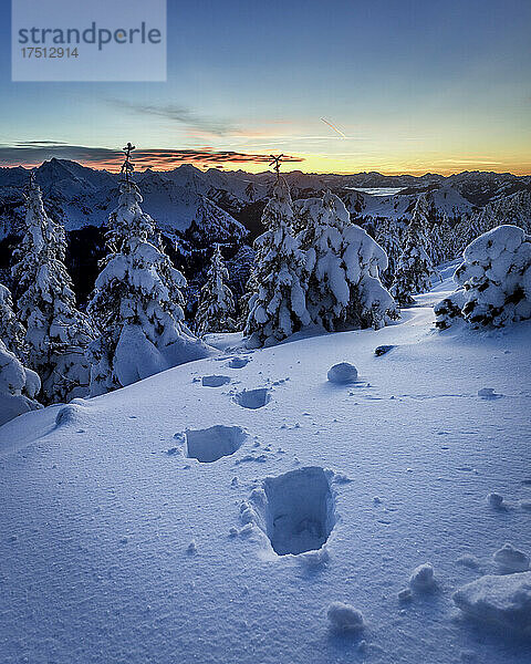 Fußspuren im Schnee in der Abenddämmerung