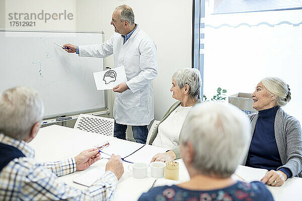 Senioren nehmen an einem Gesundheitskurs teil