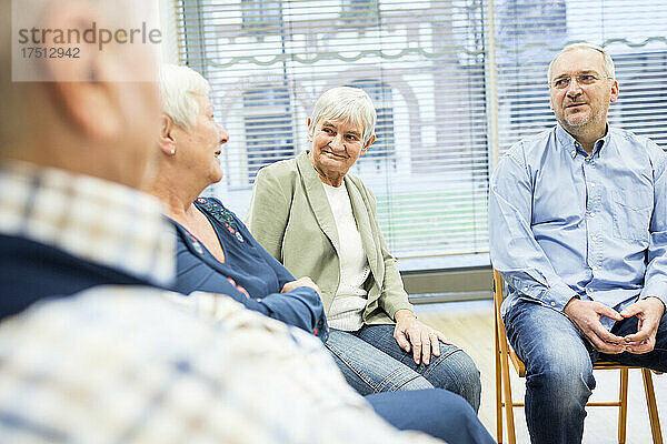 Senioren nehmen an Gruppenveranstaltung im Altersheim teil