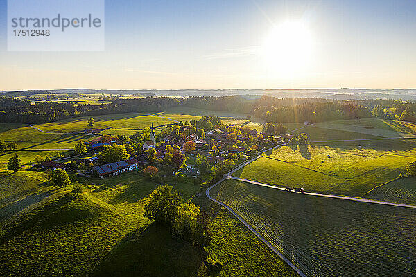 Deutschland  Bayern  Peretshofen  Luftaufnahme eines ländlichen Dorfes bei Sonnenuntergang