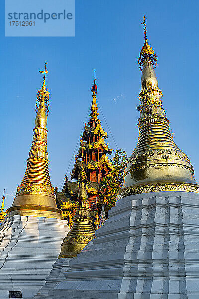 Myanmar  Yangon  goldene Türme der Shwedagon-Pagode vor klarem Himmel