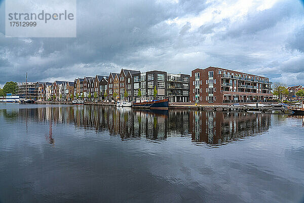 Niederlande  Nordholland  Haarlem  Häuser am Spaarne-Flusskanal