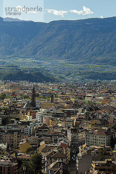 Italien  Bozen  Stadtbild von der Seilbahn aus gesehen