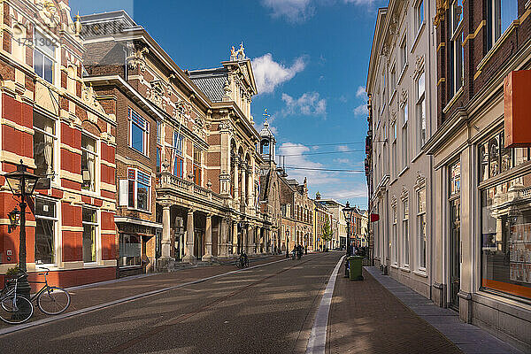 Niederlande  Südholland  Leiden  historische Häuser entlang der Breestraat