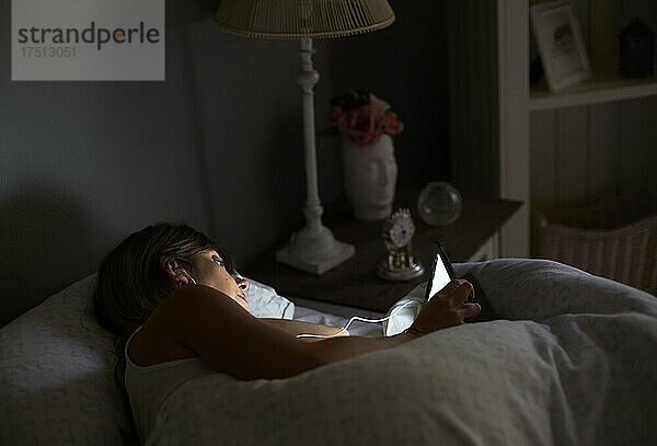 Frau schaut sich einen Film auf ihrem Tablet an. Pretoria  Südafrika.