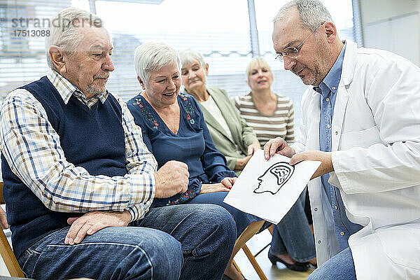 Gruppe von Senioren nimmt an Gesundheitsberatung im Altersheim teil