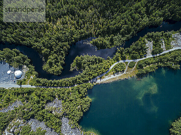 Russland  Republik Karelien  Sortavala  Luftaufnahme des grünen Waldes rund um den Marmorsteinbruch  den Lake Light und den Fluss Tohmajoki im Sommer