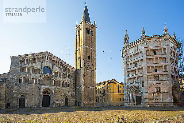 Italien  Provinz Parma  Parma  klarer Himmel über der Kathedrale und dem Baptisterium von Parma