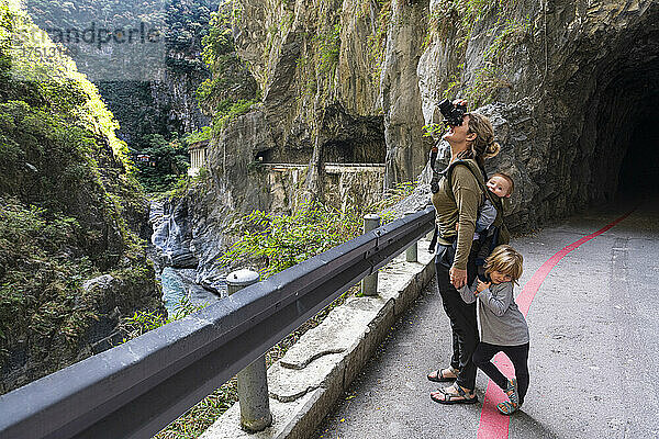 Taiwan  Landkreis Hualien  Taroko-Nationalpark  Frau mit zwei Kindern fotografiert die Taroko-Schlucht