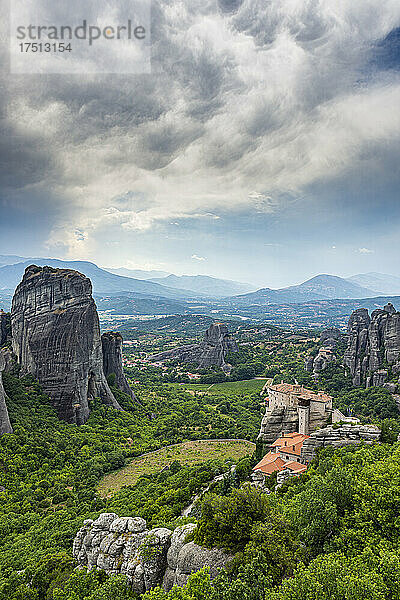 Griechenland  Thessalien  malerischer Blick auf das Kloster Roussanou