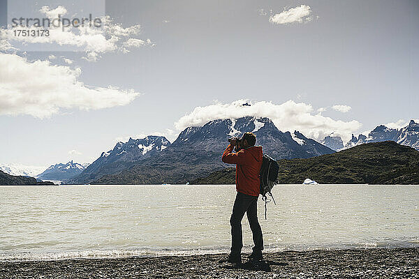 Mann mit Fernglas beim Wandern im Nationalpark Torres Del Paine  Patagonien  Chile  Südamerika