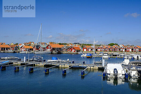 Schweden  Kreis Vastra Gotaland  Vajern  Boote liegen im Sommer im Yachthafen der Küstenstadt
