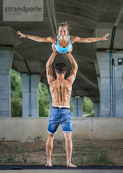 Junges Paar macht Akrobatik