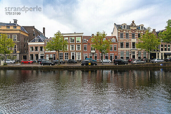 Niederlande  Nordholland  Haarlem  geparkte Autos und historische Häuser entlang des Binnen-Sparne-Kanals