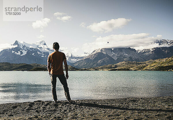 Mann steht und blickt auf den Pehoe-See im Nationalpark Torres Del Paine in Patagonien  Südamerika