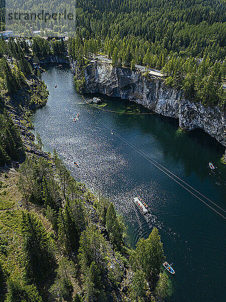 Russland  Republik Karelien  Sortavala  Luftaufnahme von Booten im Marble Lake im Sommer