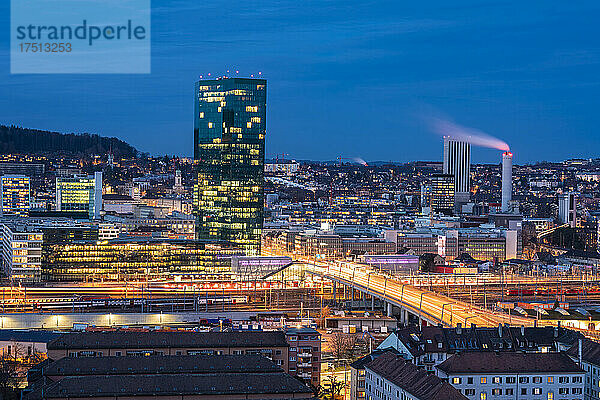 Schweiz  Zürich  Stadtbild mit Prime Tower und Hard Bridge bei Nacht beleuchtet