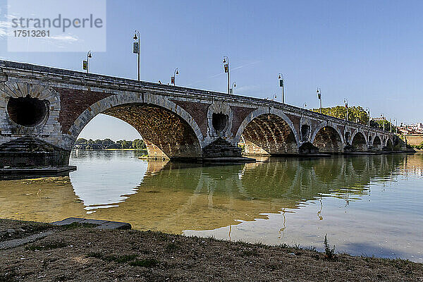 Frankreich  Haute-Garonne  Toulouse  Pont Neuf  der sich über den Fluss Garonne erstreckt
